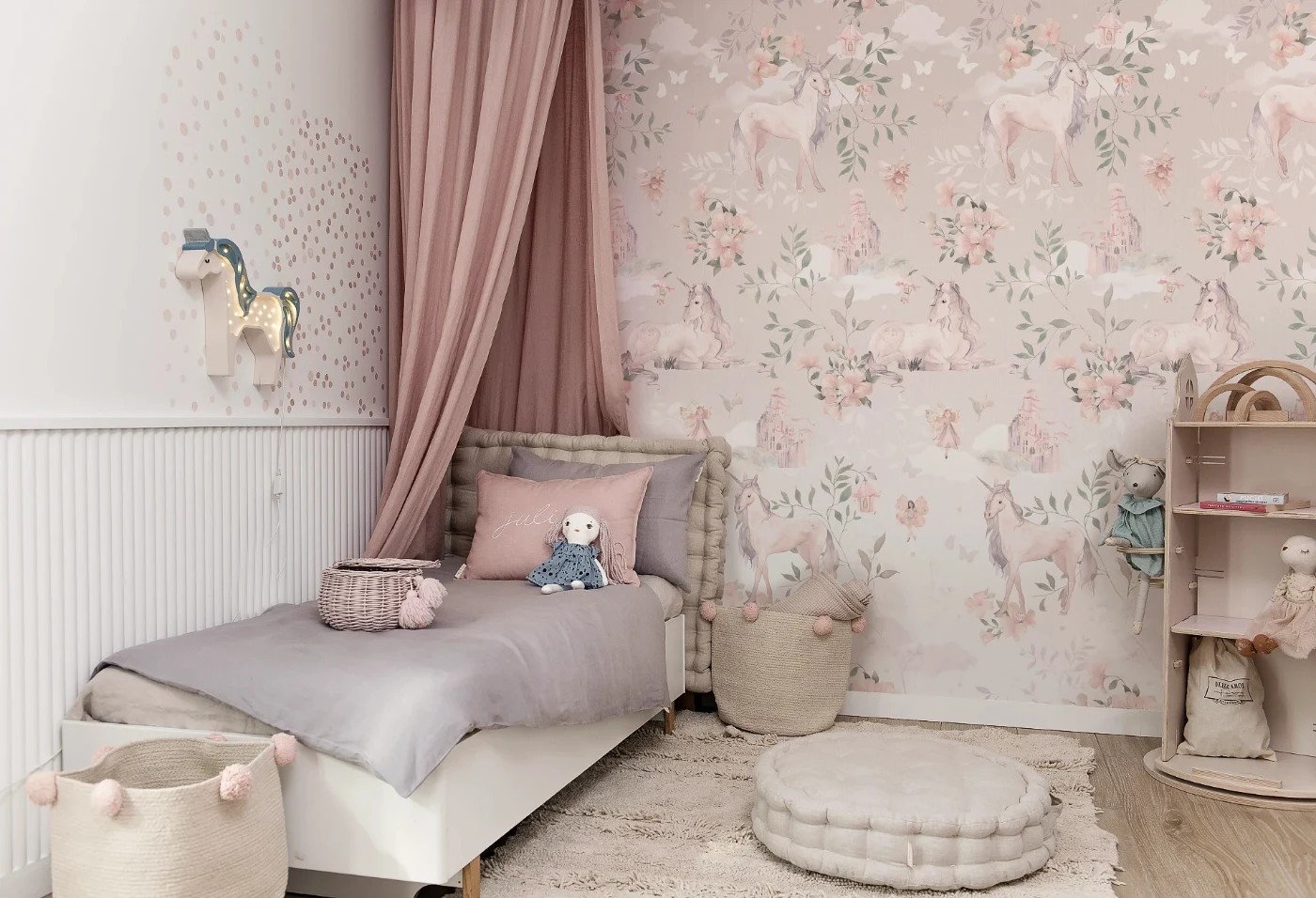 Tapeta Królestwo Jednorożców Pattern Malumi w pastelowym pokoju dziewczynki z baldachimem