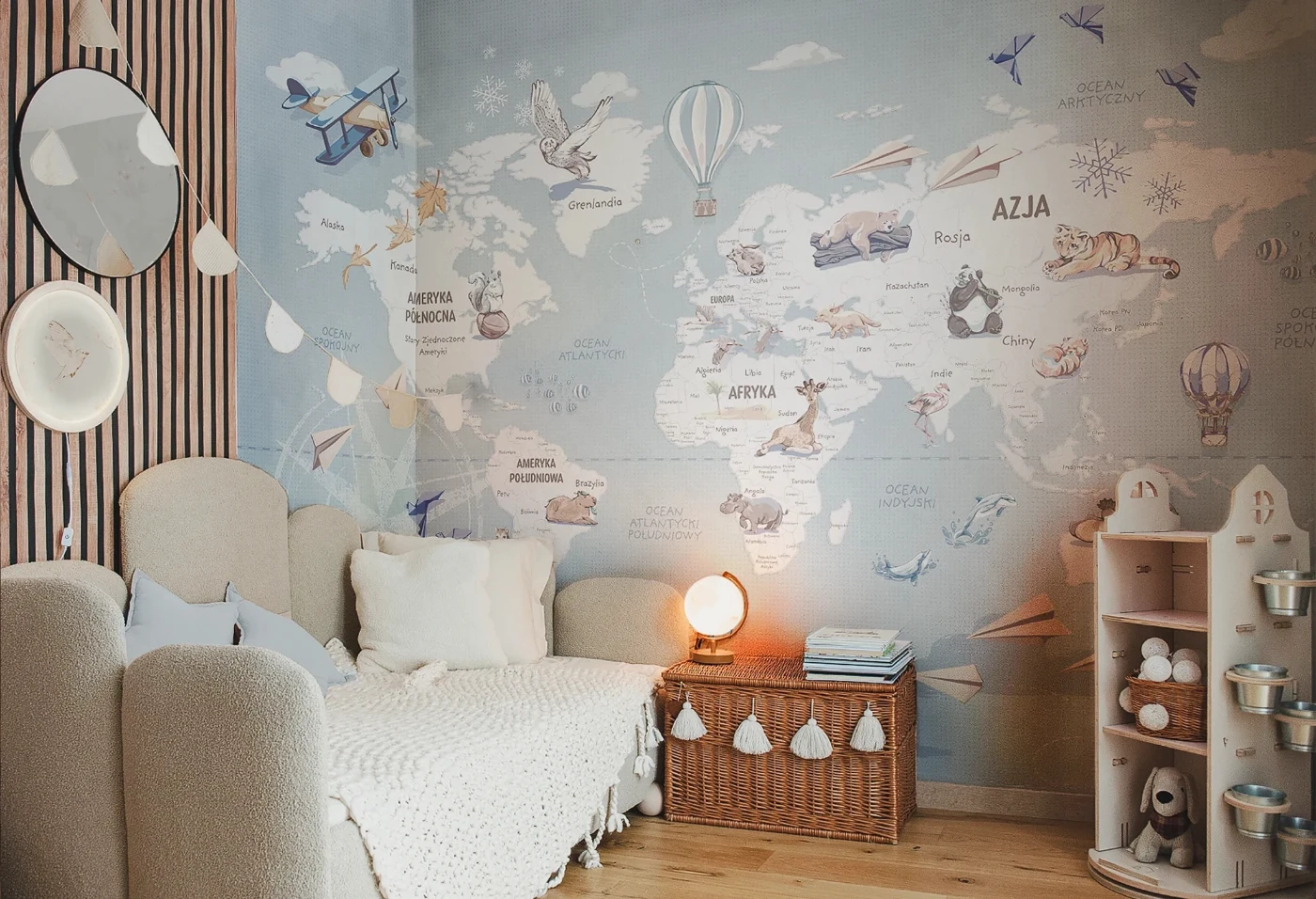 Tapeta Wanderlust Blue Malumi z mapą świata w pokoju dziecka