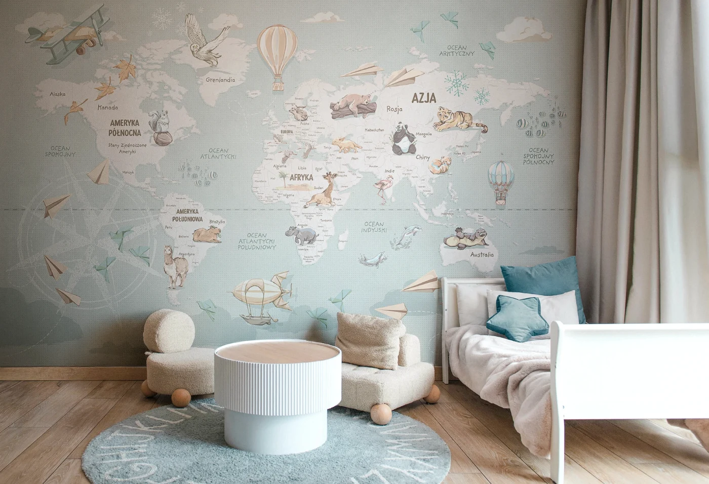 Tapeta Wanderlust Mint Malumi z mapą świata w pokoju dziecka