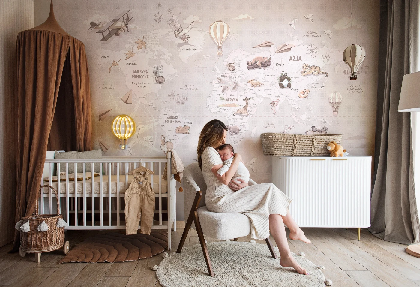 Tapeta Wanderlust Neutral Malumi z mapą świata w pokoju dziecka