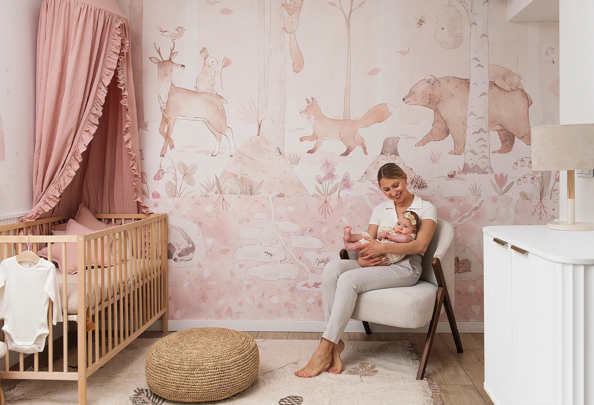 różowa tapeta ze zwierzątkami leśnymi Mini Zoo Rose do pokoju dziecka