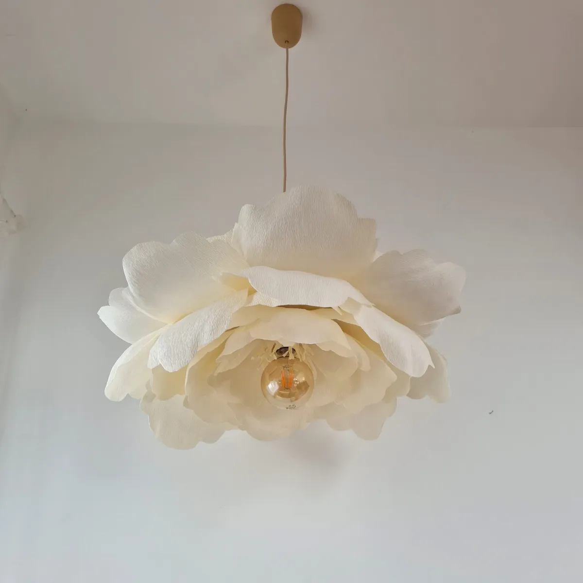 Lampa wisząca Peonia ecru w pokoju dziewczynki