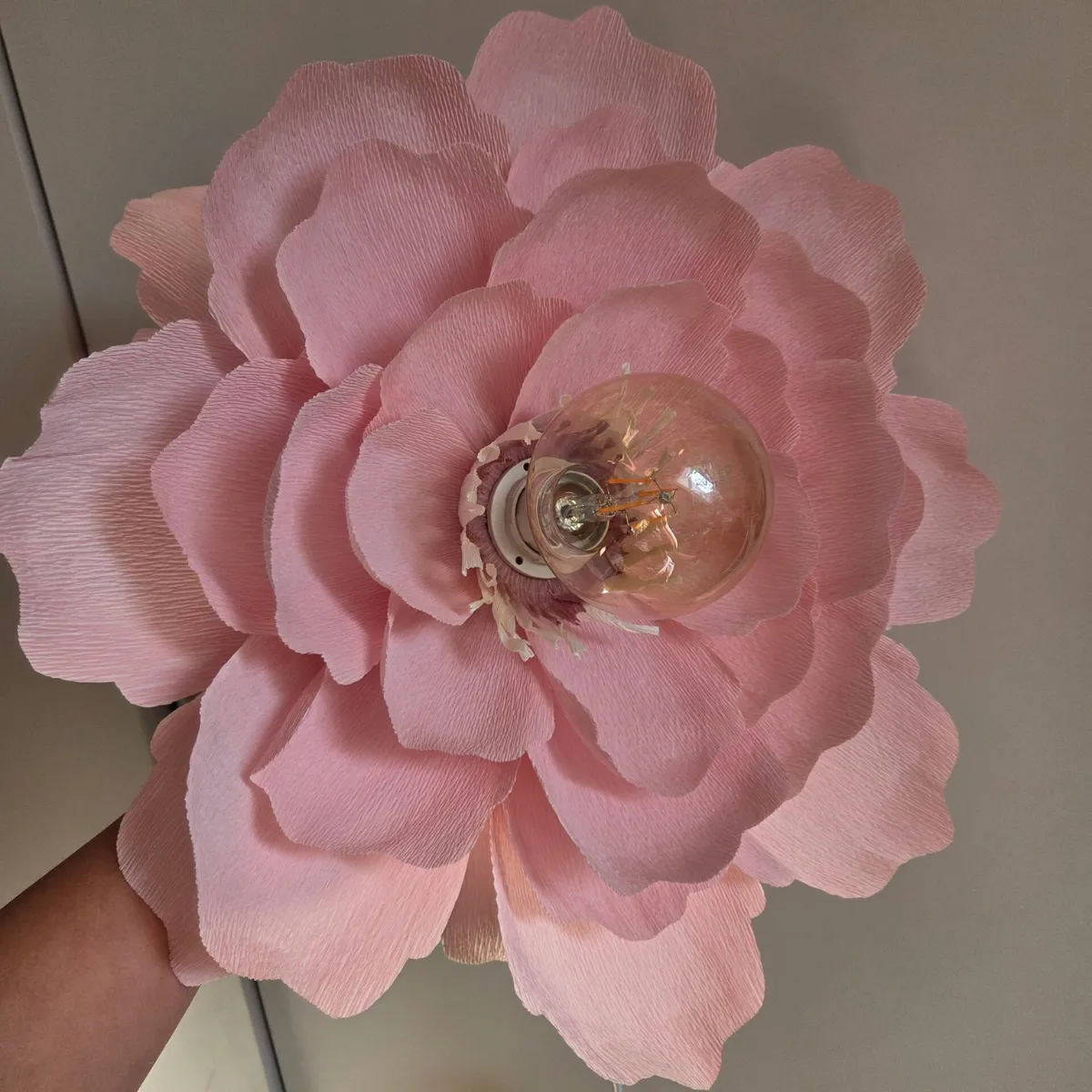 Różowa lampa wisząca Peonia w pokoju dziewczynki