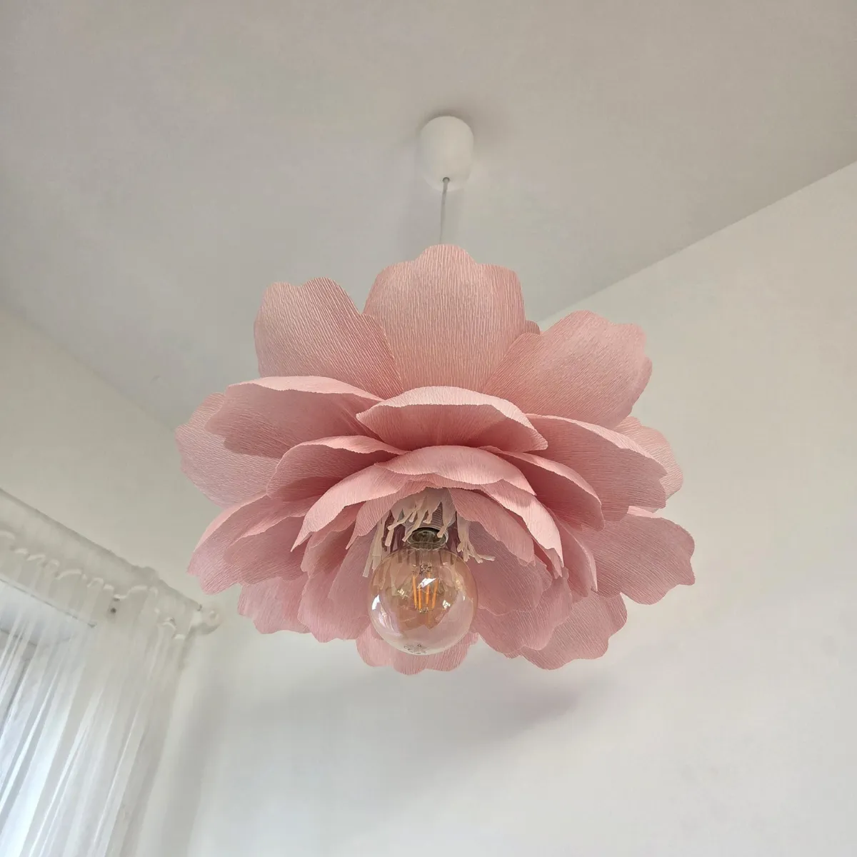Różowa lampa wisząca Peonia do pokoju dziewczynki