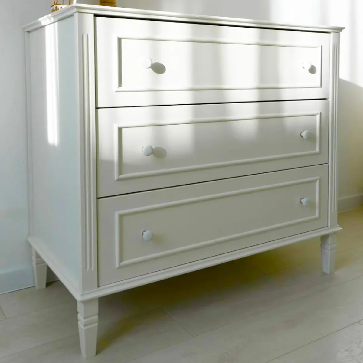 Biała komoda dziecięca Bianka Novelies aranżacja pokoju dziecka