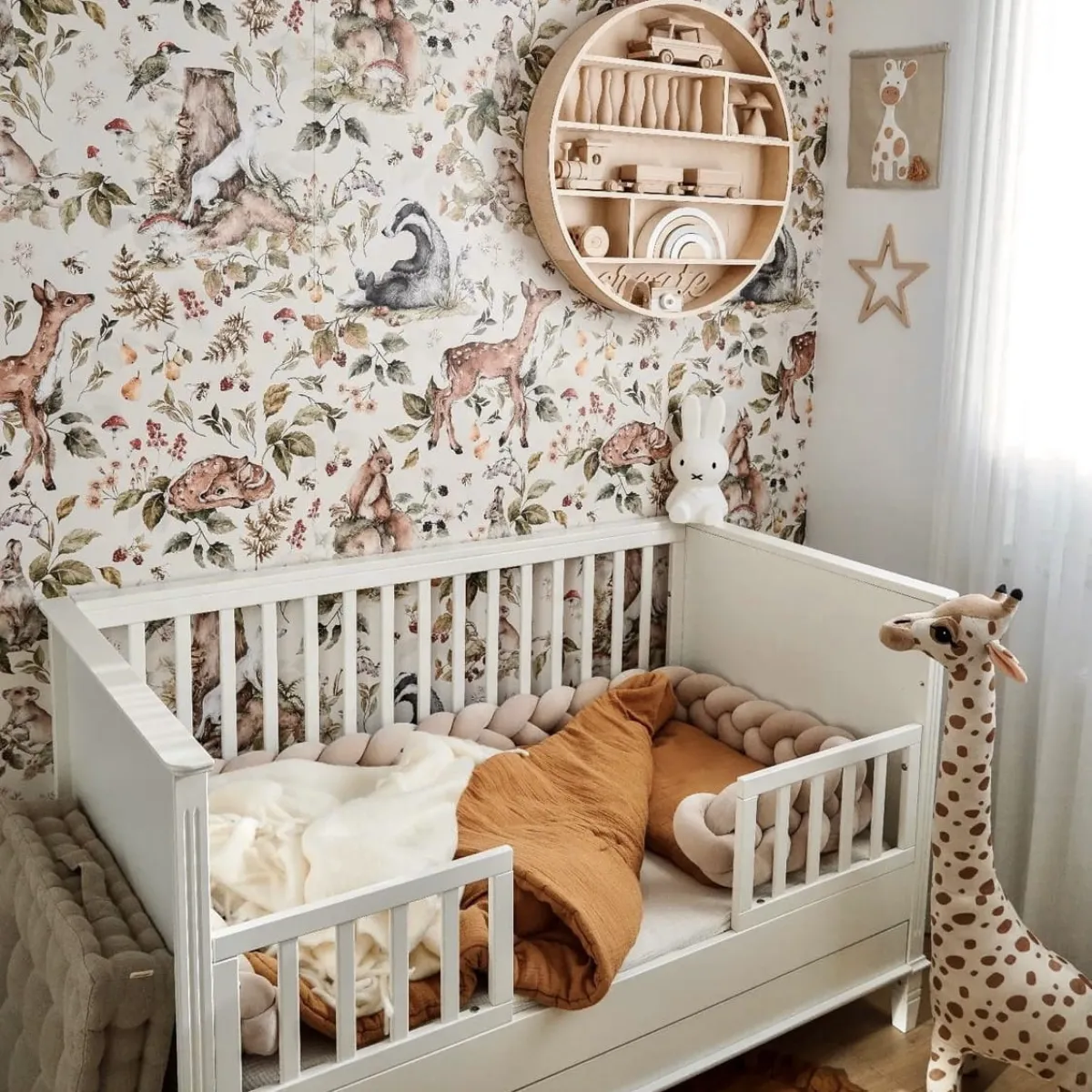 Łóżeczko Bianka Novelies 70x140 w pokoju dziecka