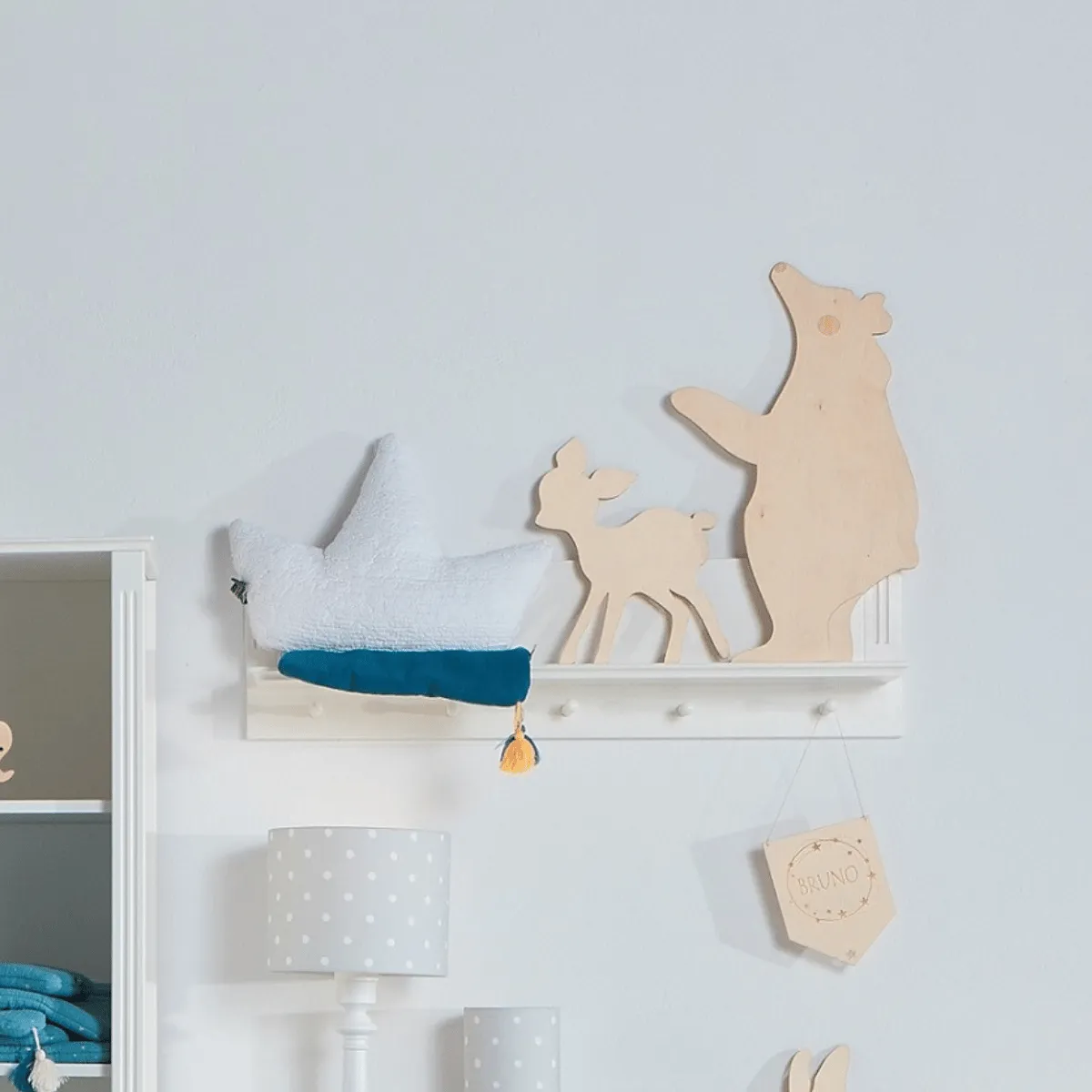 Półka dziecięca Bianka Novelies biała z wieszakami do pokoju dziecka