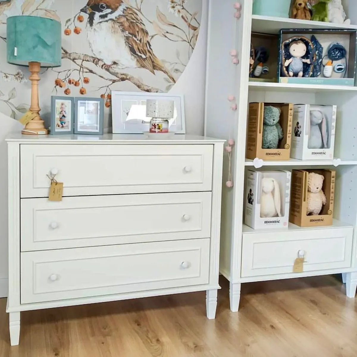 Regał dziecięcy Bianka Novelies z półkami do pokoju dziecka