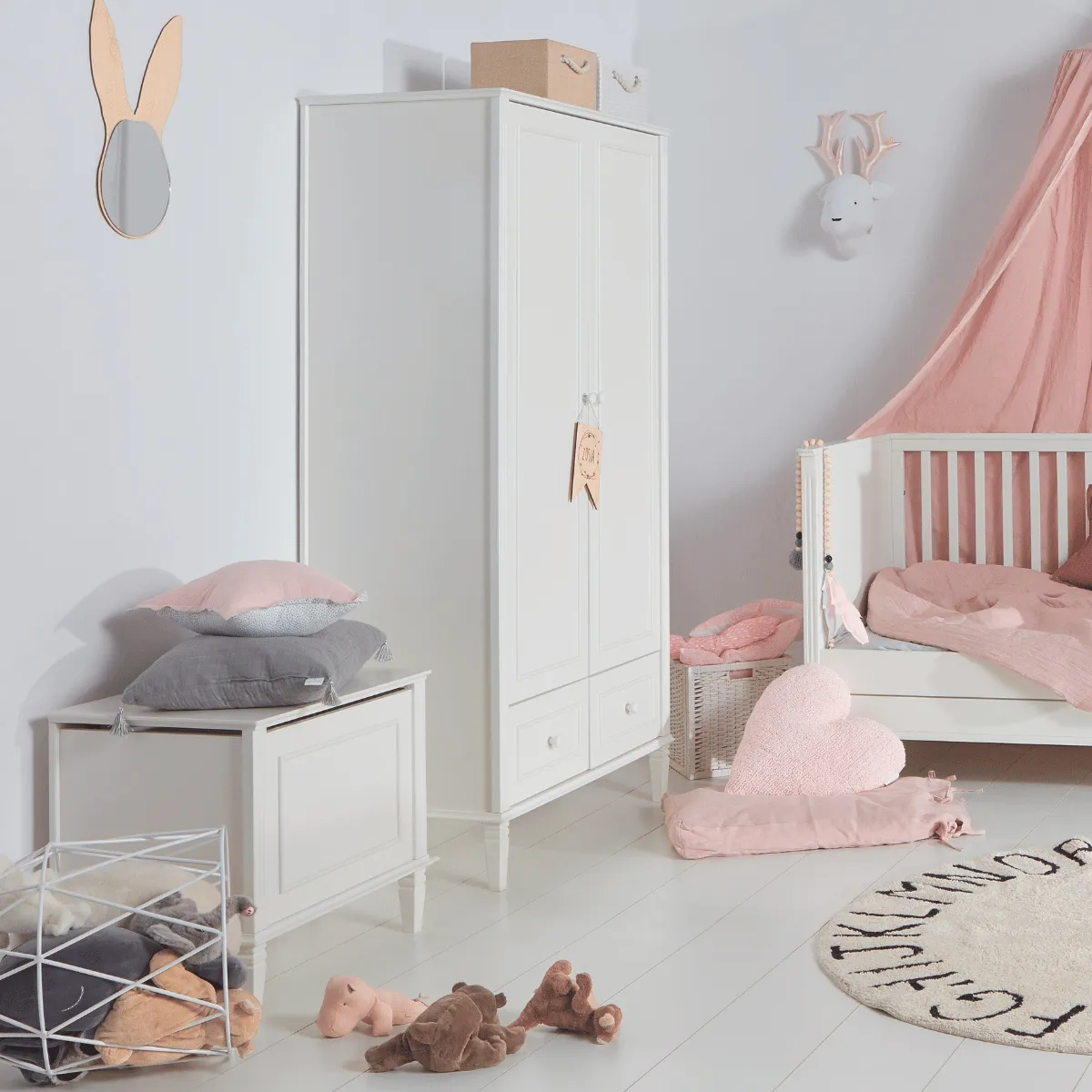 Skrzynia Bianka Novelies biała w pokoju dziecka