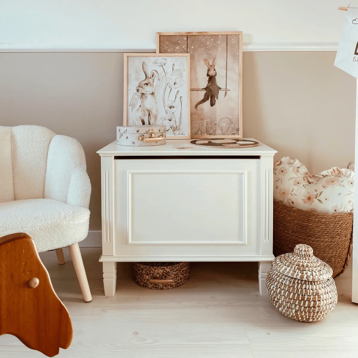 Skrzynia na zabawki Bianka Novelies biała do pokoju dziecka