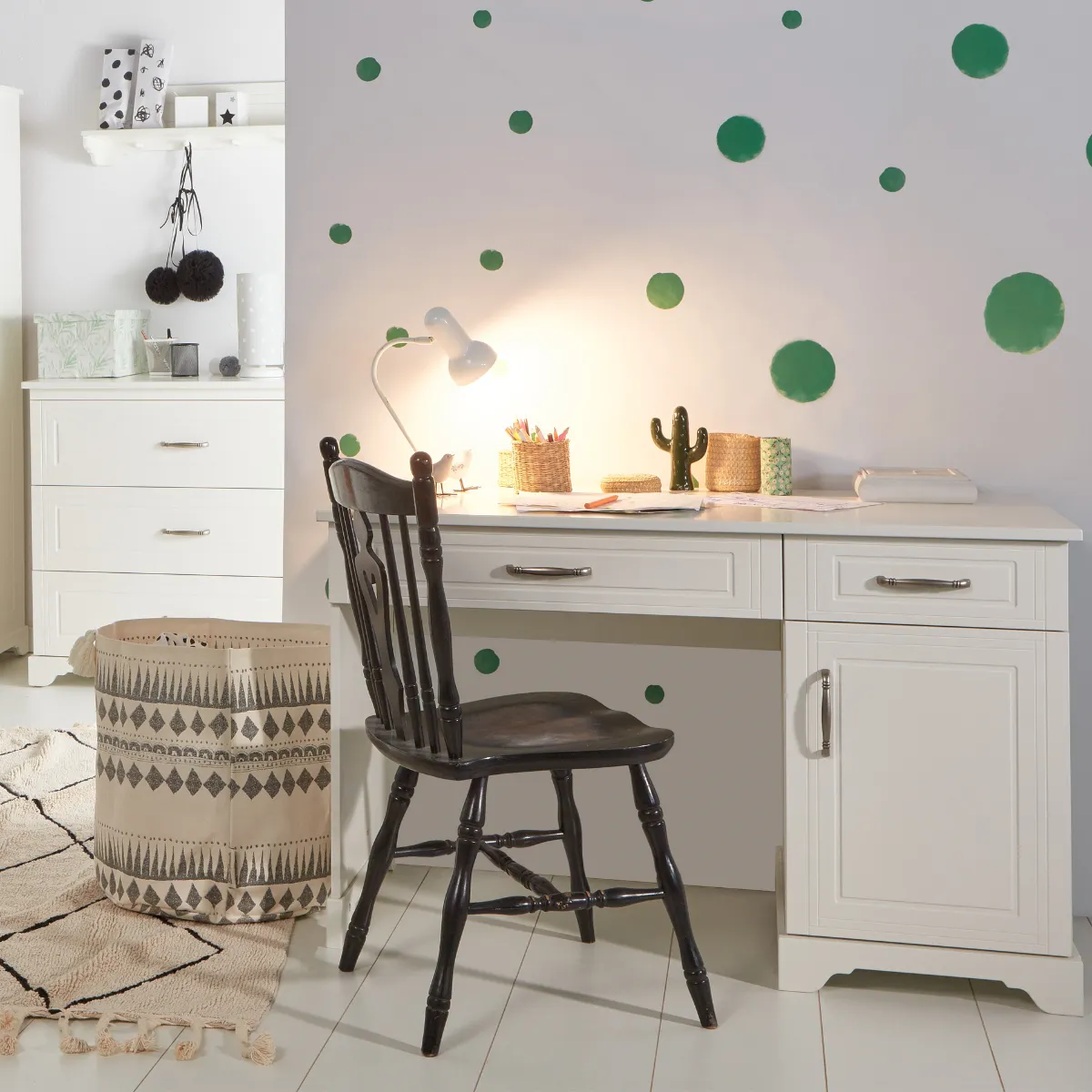 Białe meble dziecięce Melody Novelies z biurkiem w pokoju dziecka