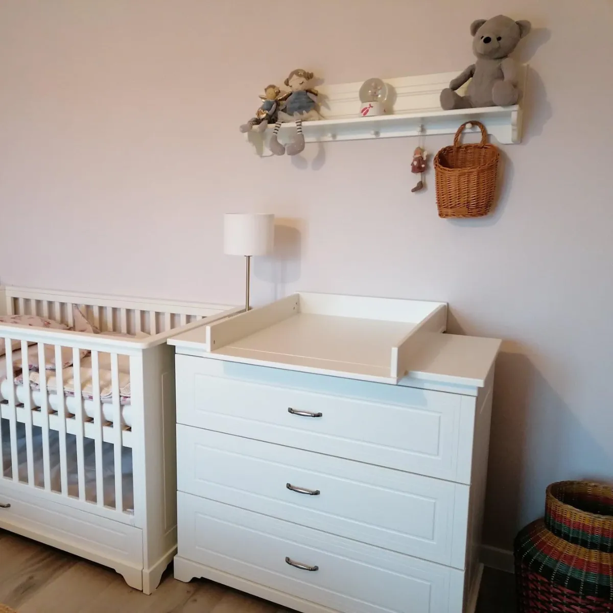 Biała komoda Melody Novelies z uchwytami i przewijakiem