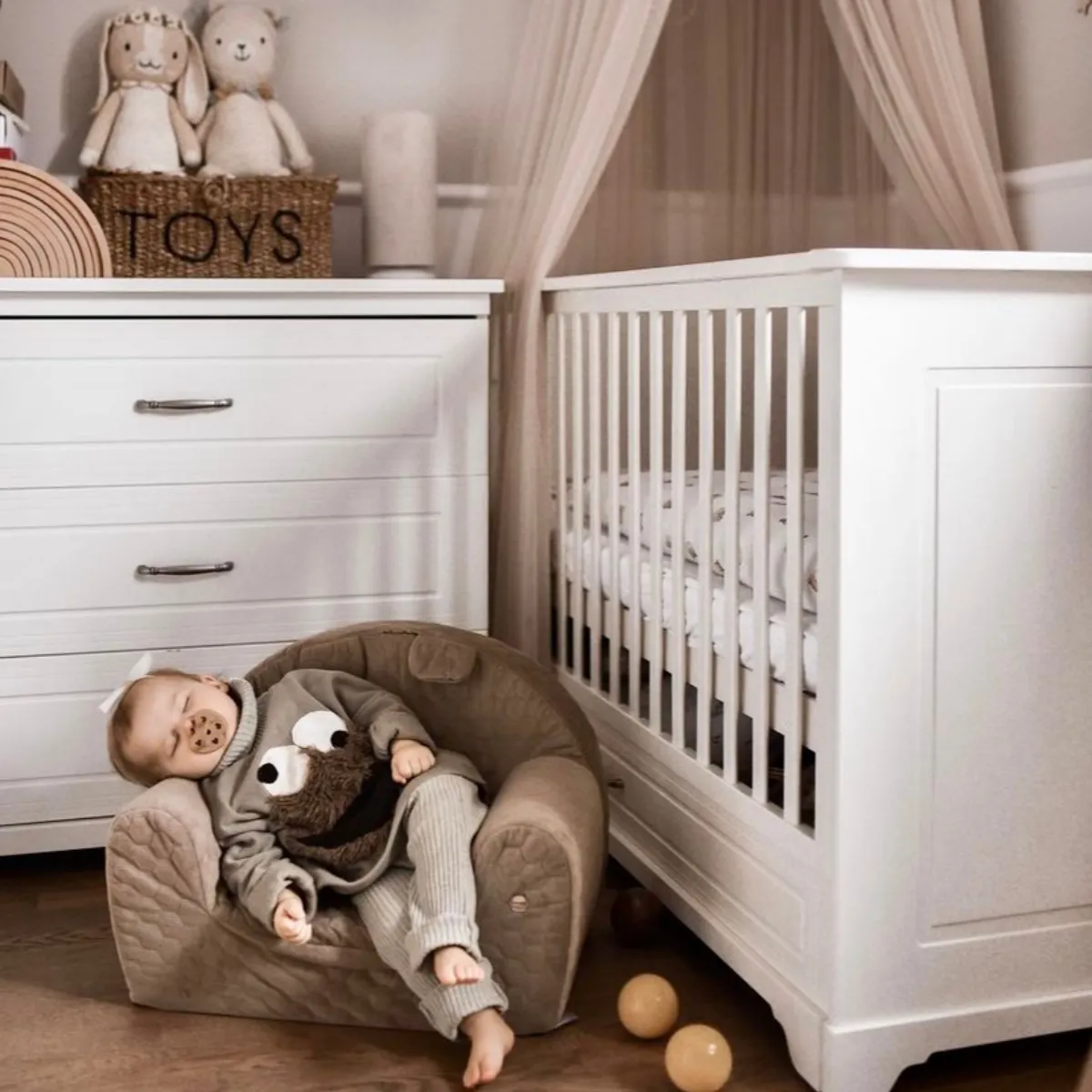 Łóżeczko Melody Novelies 70x140 w pokoju dziecka