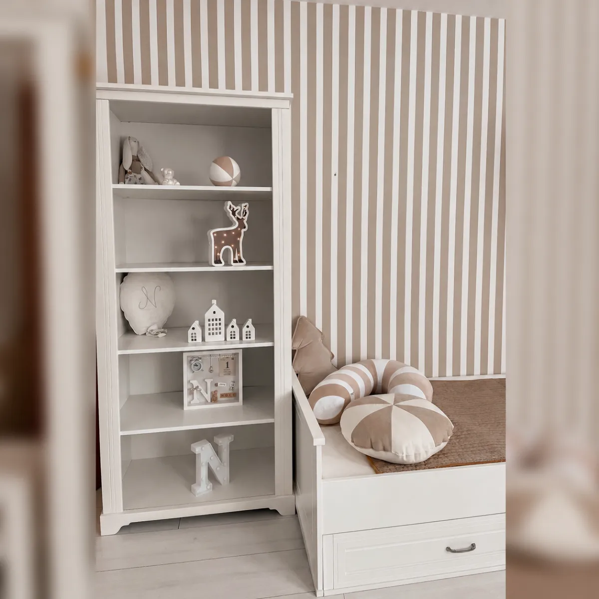 Białe meble dziecięce Melody Novelies z łóżkiem 90x200 w pokoju dziecka