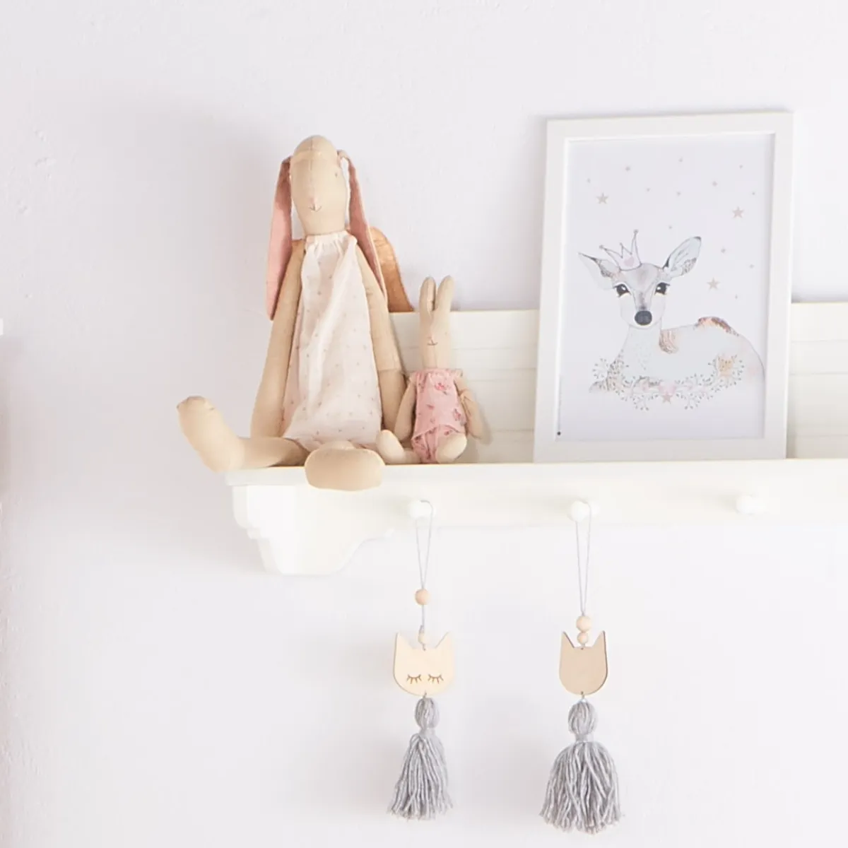 Półka dziecięca Melody Novelies biała z wieszakami do pokoju dziecka