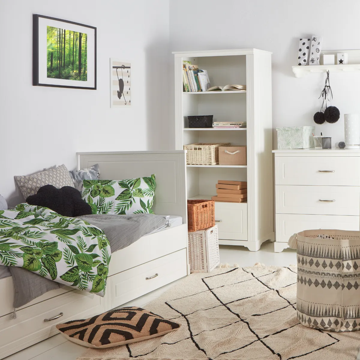 Białe meble dziecięce Melody Novelies z regałem w pokoju dziecka