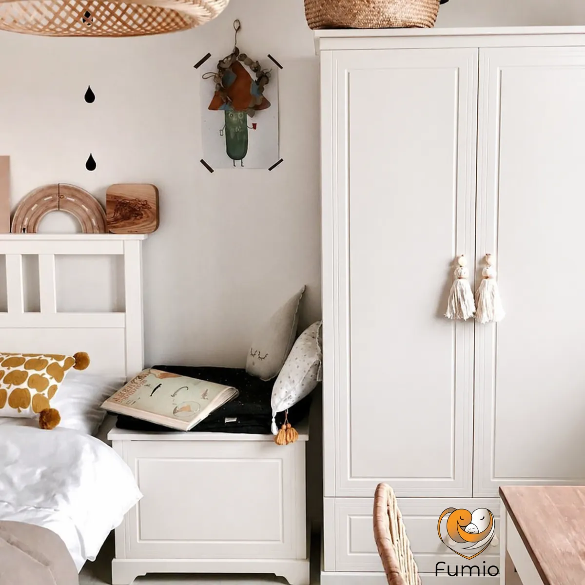 Biała skrzynia Melody Novelies na zabawki w pokoju dziecka