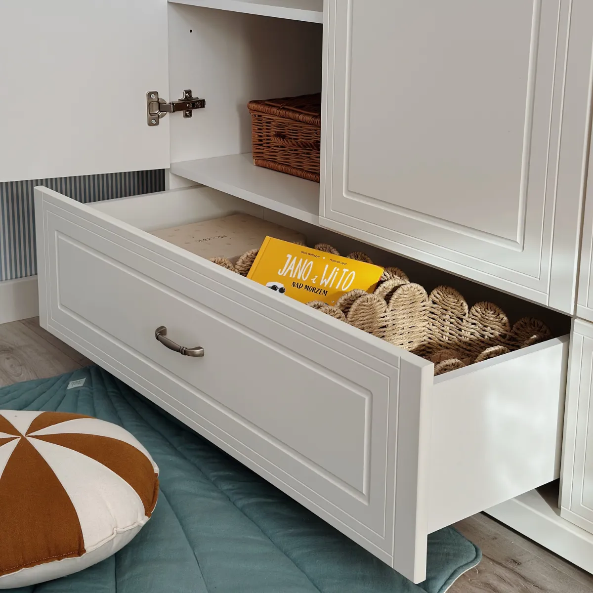 Biała szafa 3-drzwiowa Melody Novelies z 2 szufladami i cichym domykiem