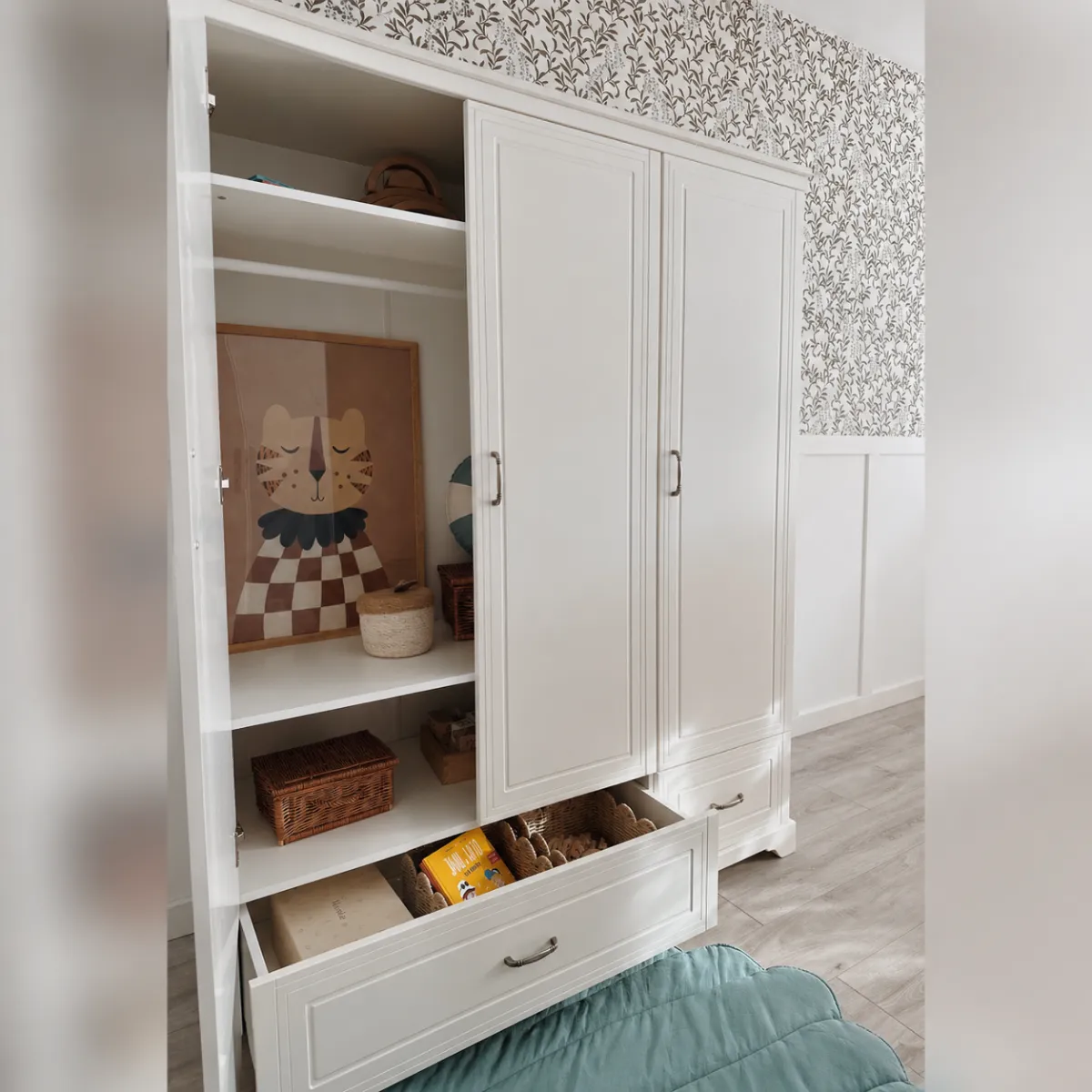 Białe meble dziecięce Melody Novelies z dużą szafą w pokoju dziecka