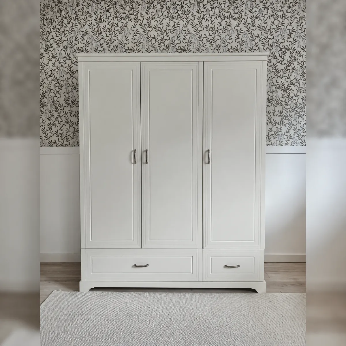 Wnętrze białej szafy 3-drzwiowej Melody Novelies z półkami i drążkiem