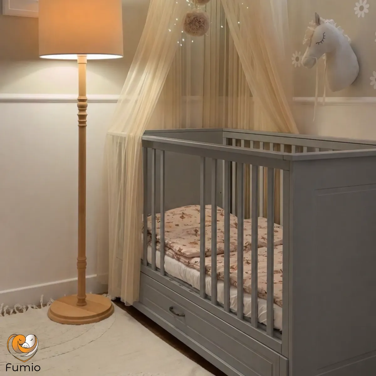 Łóżeczko Melody Novelies 70x140 szare w pokoju dziecka