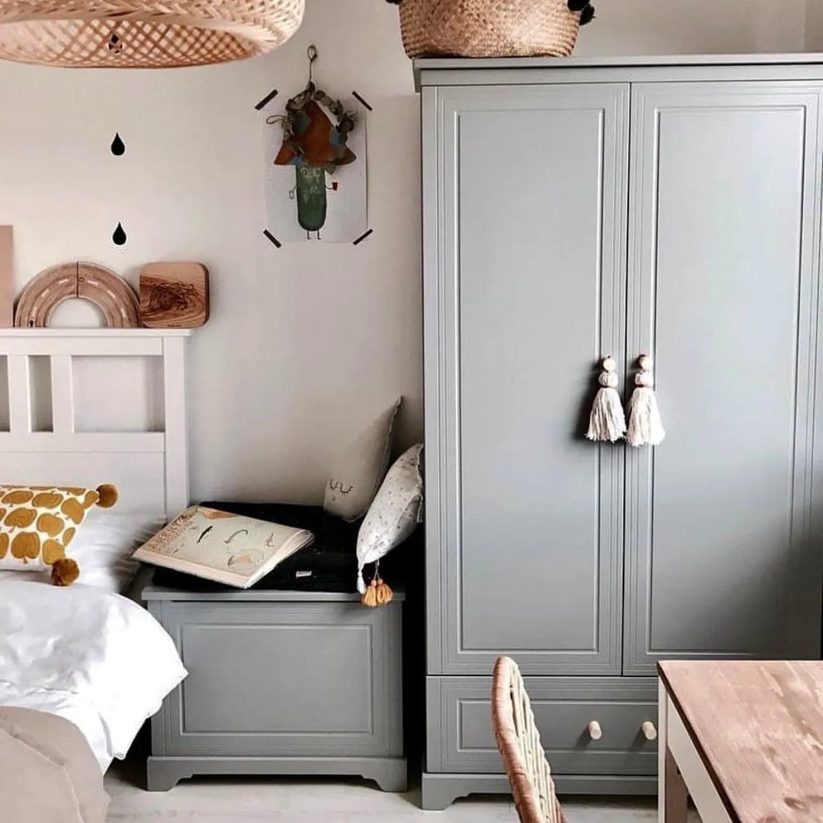 Wnętrze szarej szafy 2-drzwiowej Melody Novelies z półkami i drążkiem