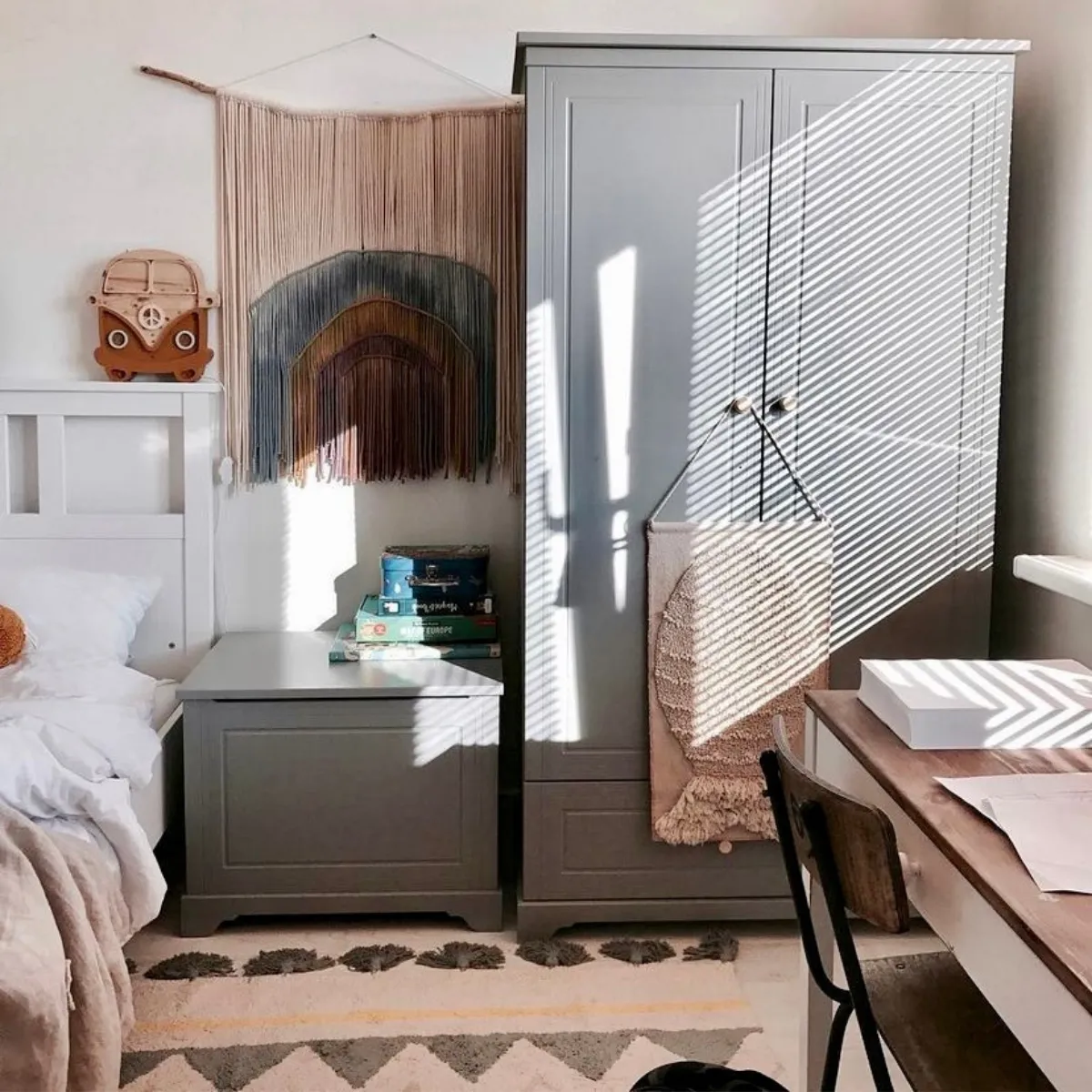 Szare meble dziecięce Melody Novelies z szafą w pokoju dziecka