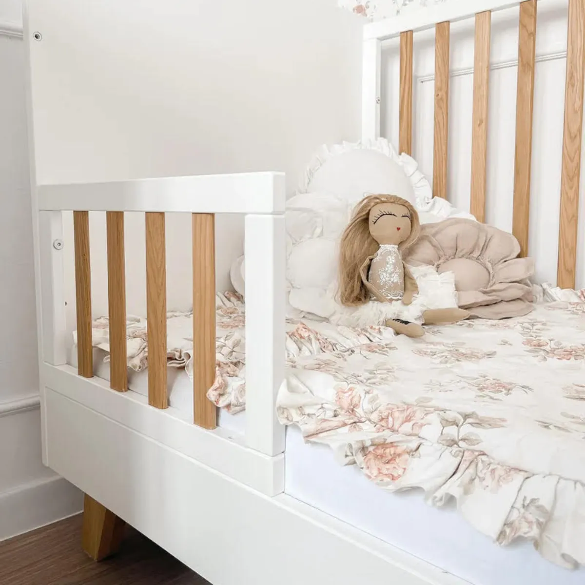 Białe łóżeczko Zara Novelies 70x140 z barierką ochronną i opcją tapczanika