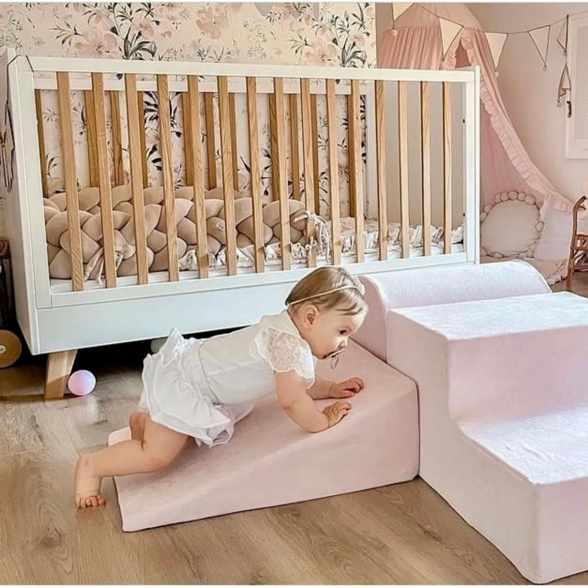 Białe meble dziecięce Zara Novelies z łóżeczkiem 70x140 w pokoju dziecka