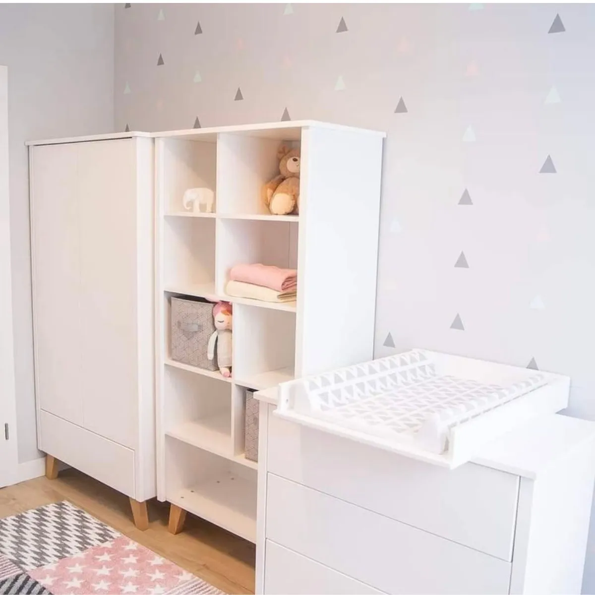 Białe meble dziecięce Zara Novelies z regałem w pokoju dziecka