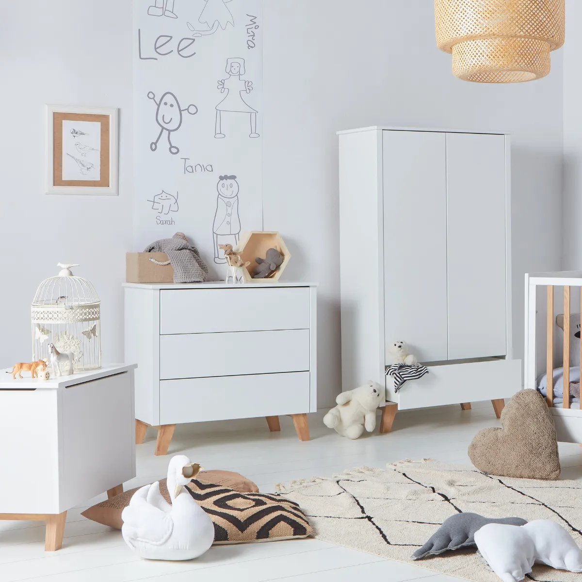 Białe meble dziecięce Zara Novelies z szafą w pokoju dziecka