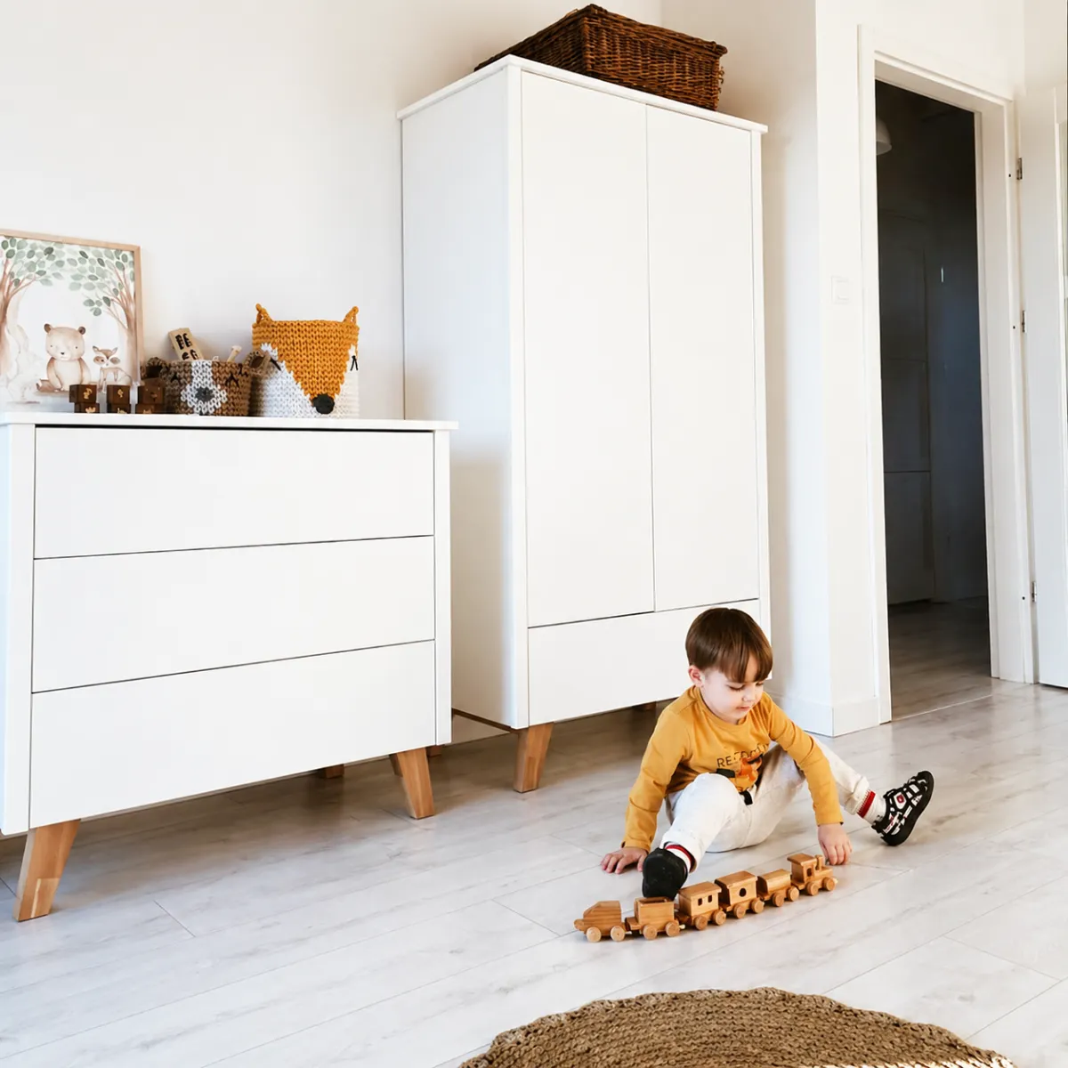 Szafa 2-drzwiowa Zara Novelies biała bez uchwytów do pokoju dziecka