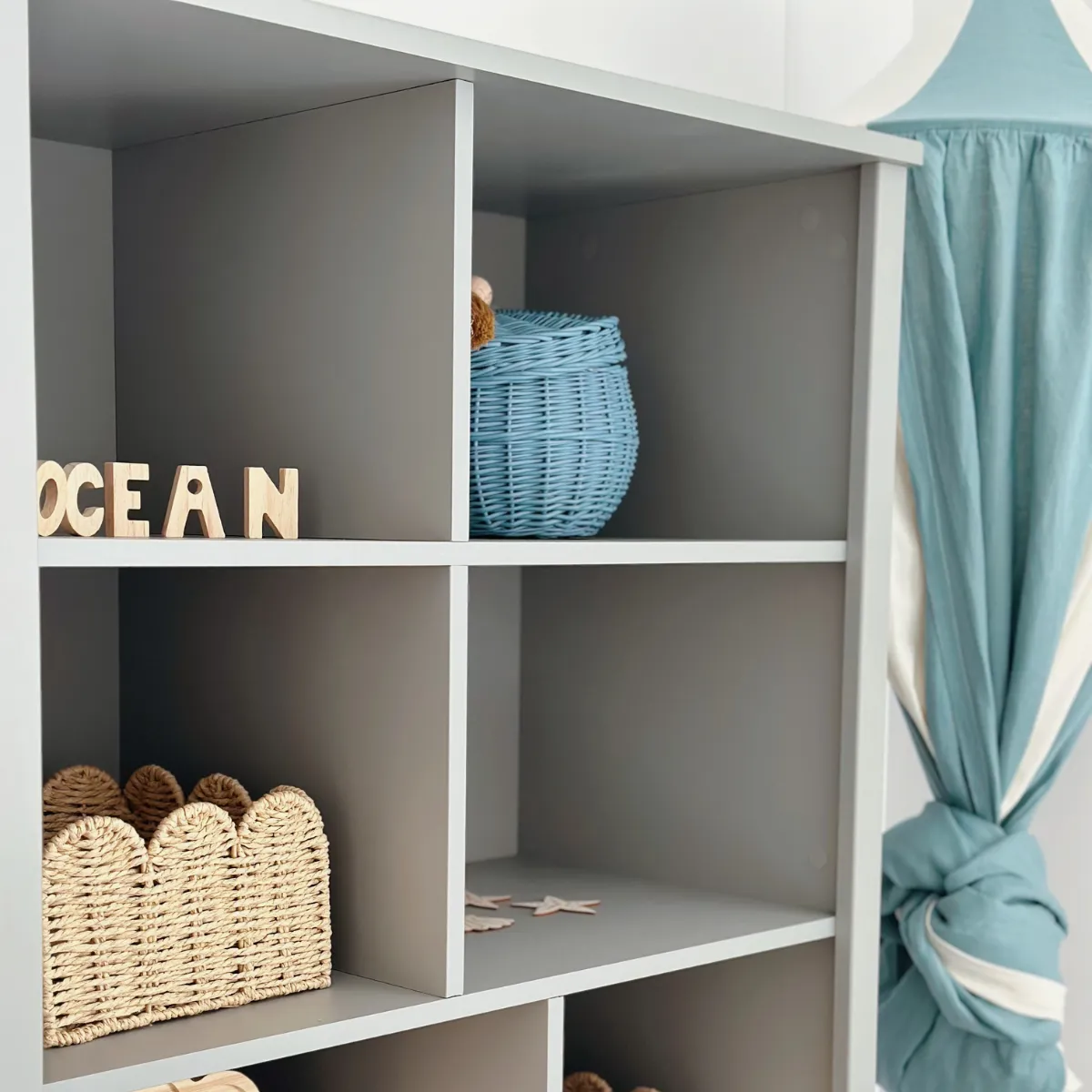 Szare meble dziecięce Zara Novelies z regałem w pokoju dziecka