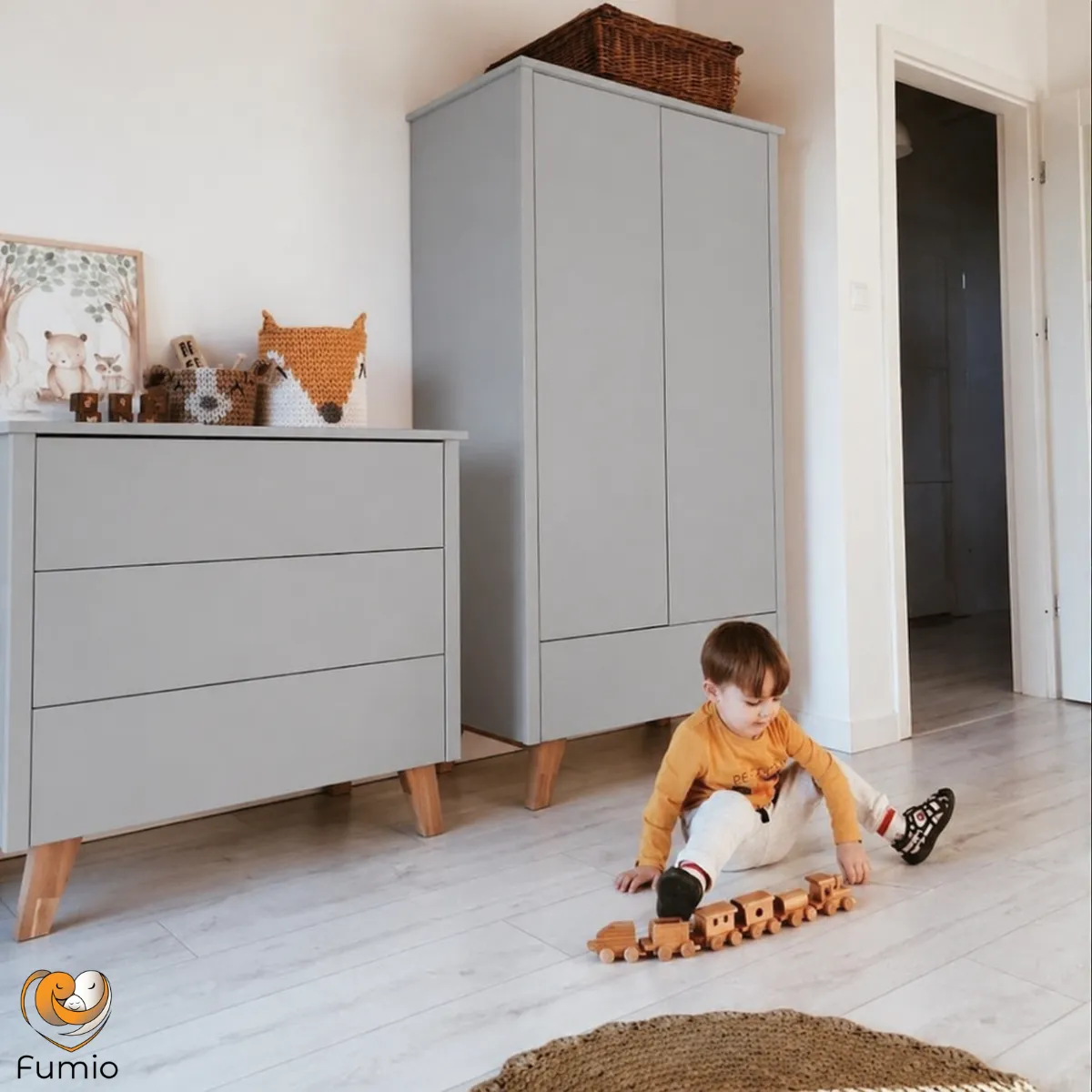 Szara szafa Zara Novelies z półkami, drążkiem i szufladą do pokoju dziecka