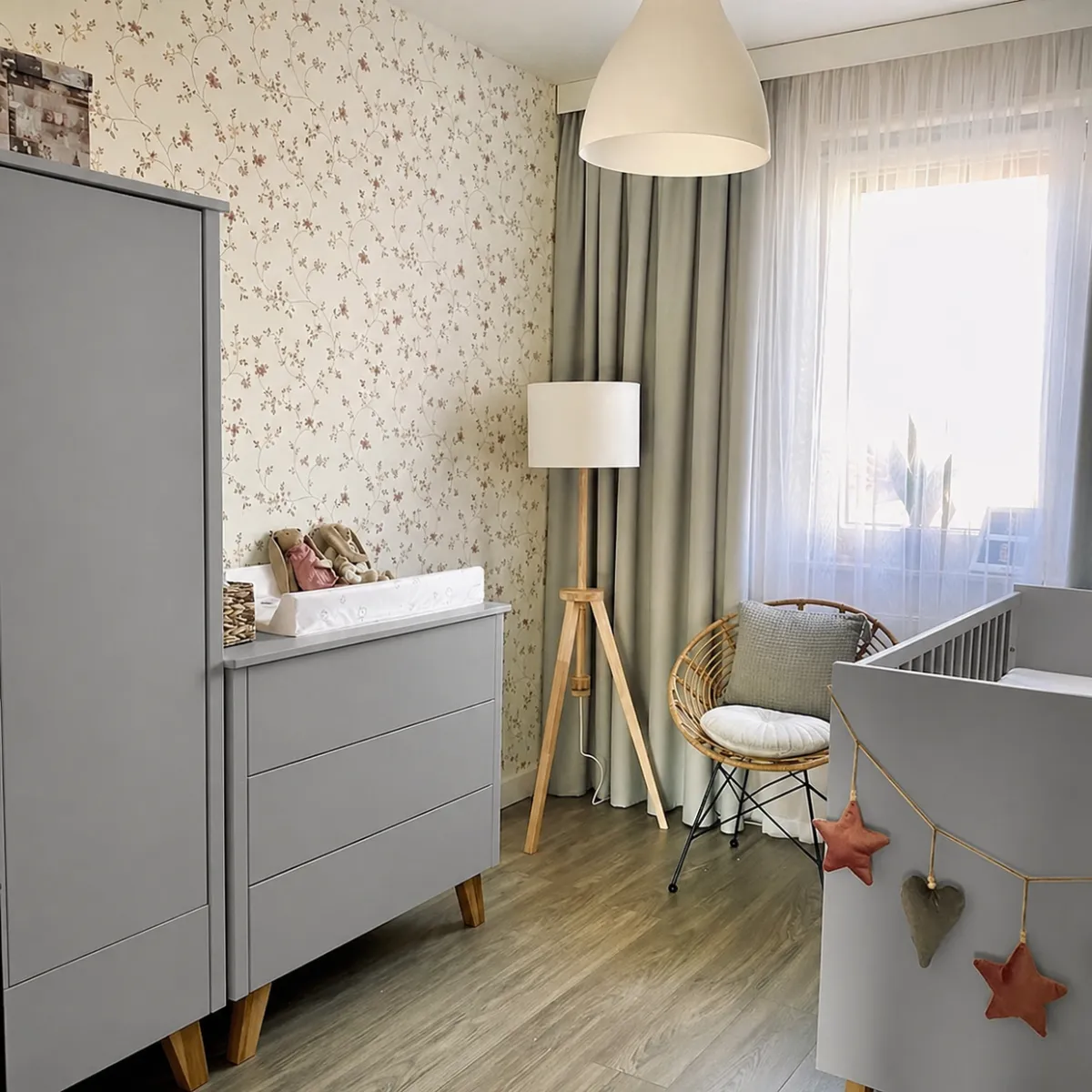 Szara szafa Zara Novelies z półkami, drążkiem i szufladą do pokoju dziecka