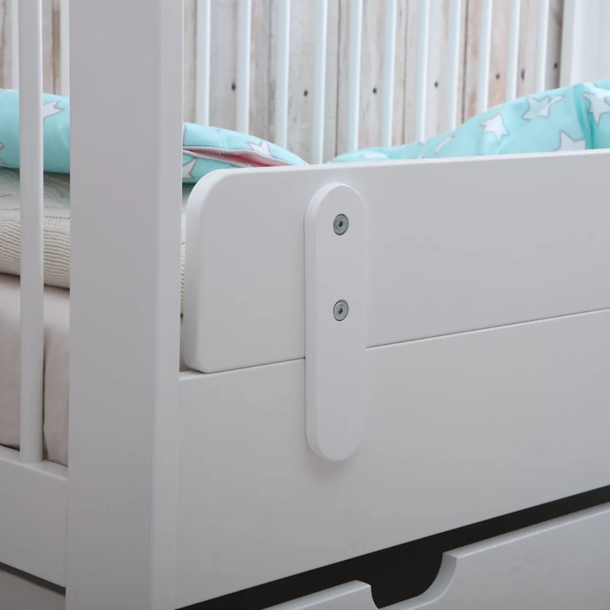Łóżeczko Pinio Basic 120x60 z opcjonalną barierką