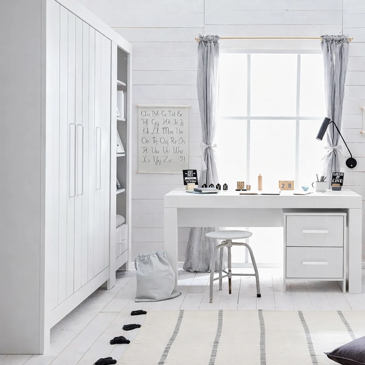 Białe biurko Pinio Calmo w aranżacji pokoju dziecka