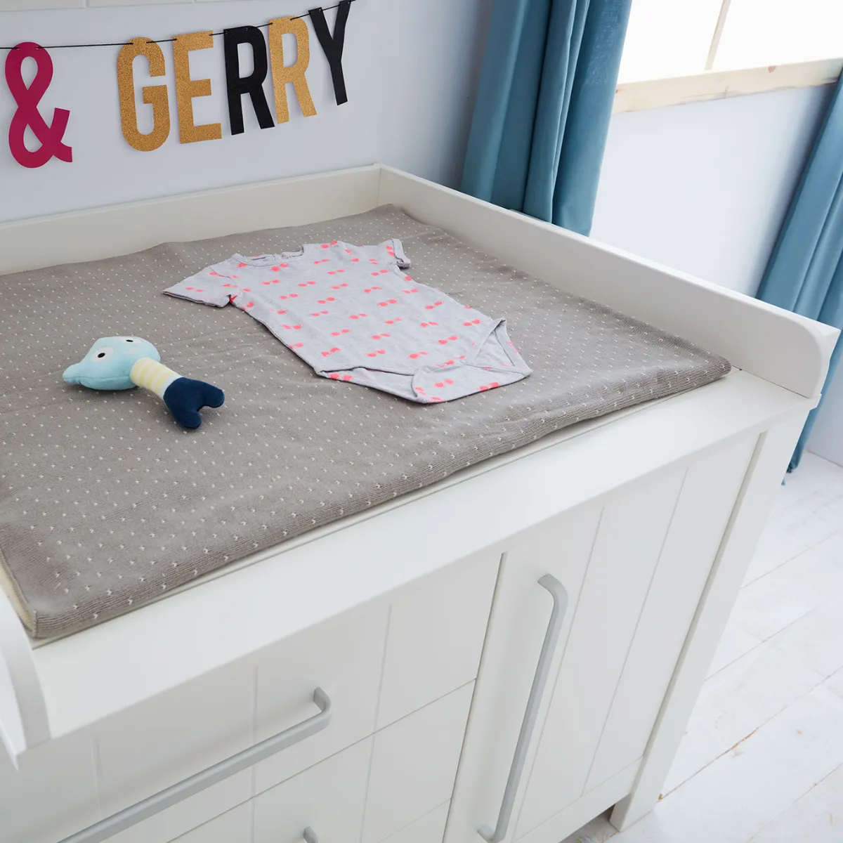 Duża komoda Pinio Calmo biała z możliwością montażu przewijaka