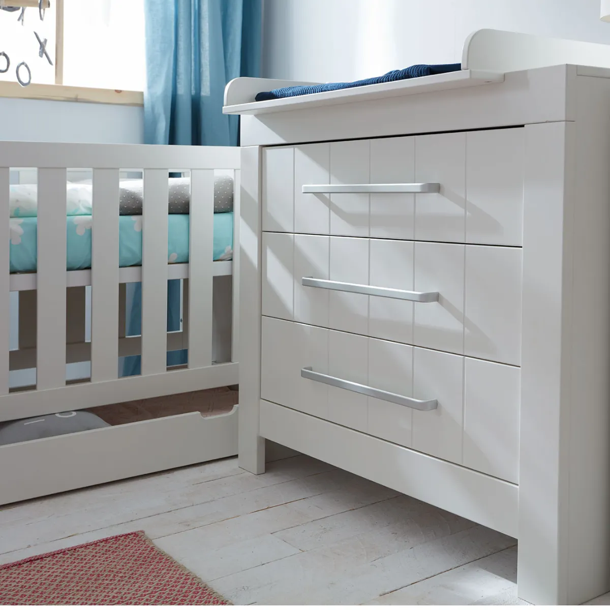 Łóżeczko-tapczanik Pinio Calmo białe w pokoju dziecka