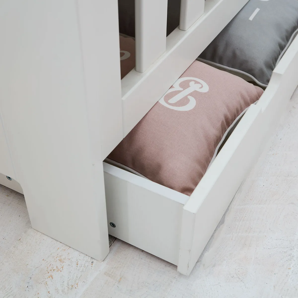 Wymiary białego łóżeczka-tapczanika Pinio Calmo 140x70