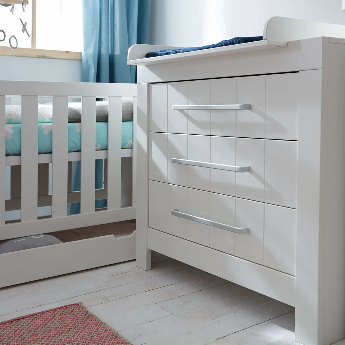 Łóżeczko niemowlęce Pinio Calmo białe w pokoju dziecka