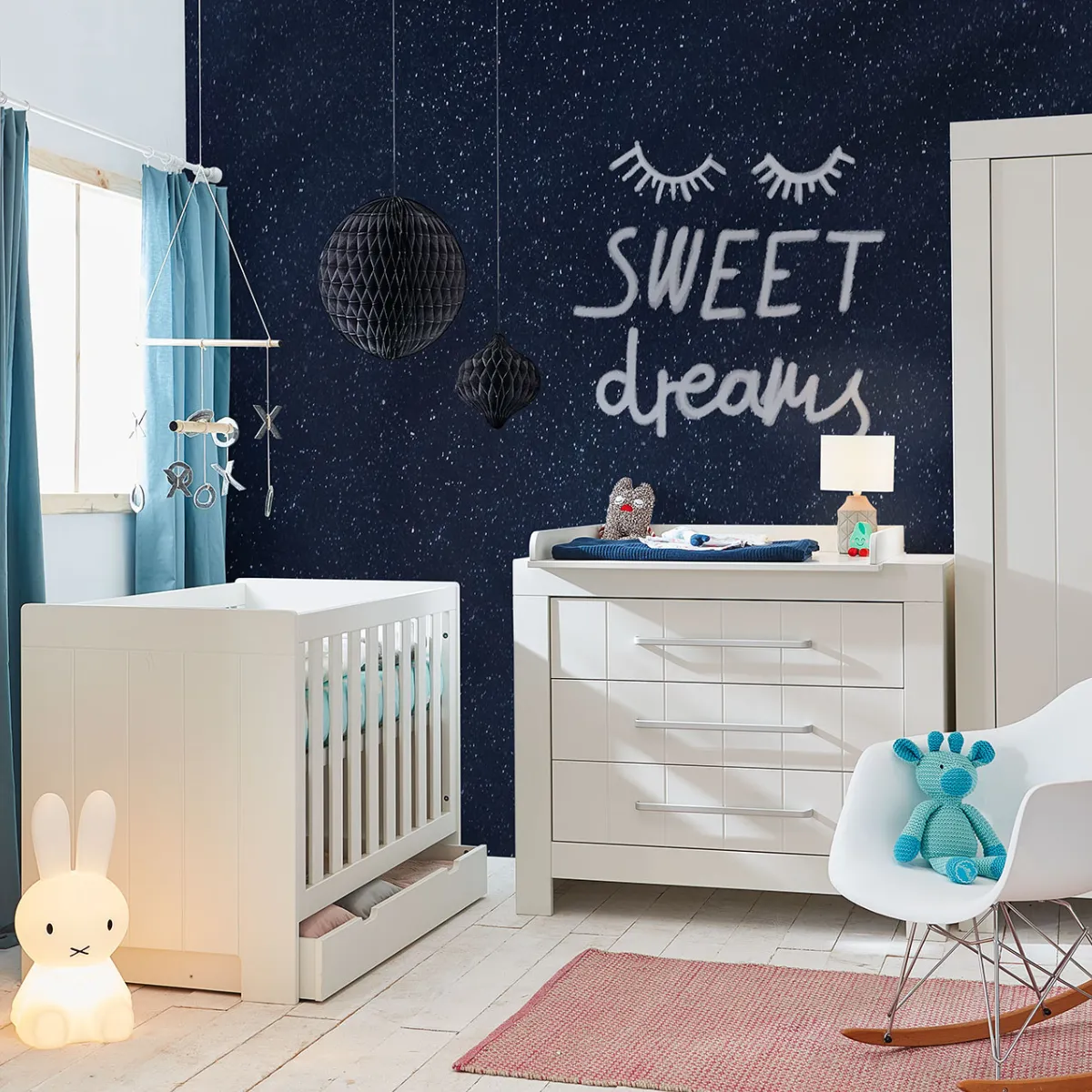 Łóżeczko niemowlęce Pinio Calmo białe 120x60 do pokoju dziecka