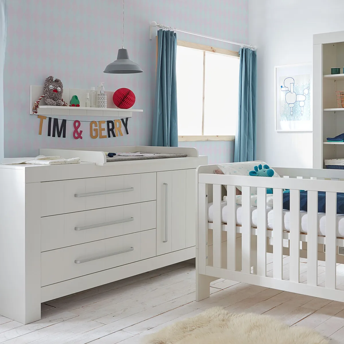 Półka wisząca Pinio Calmo biała w aranżacji pokoju dziecka