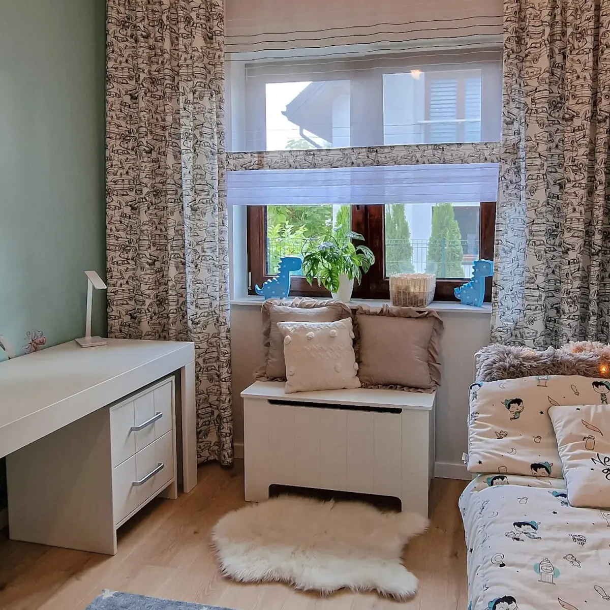 Skrzynia na zabawki Pinio Calmo biała do pokoju dziecka