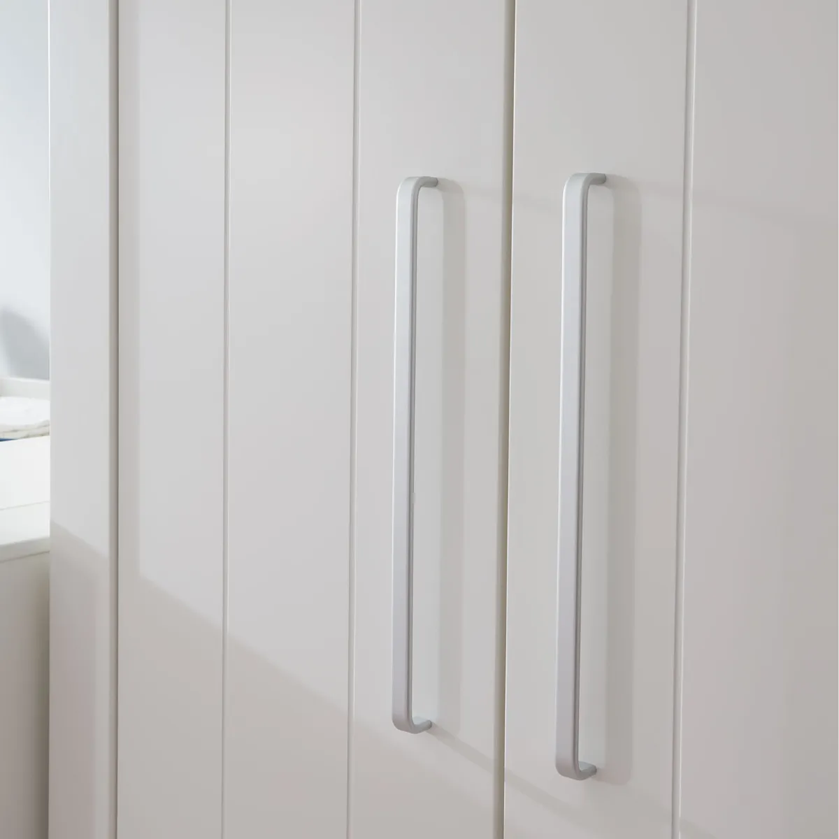 Szafa 2-drzwiowa Pinio Calmo biała z uchwytami