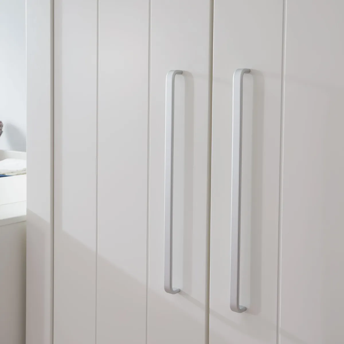 Szafa 3-drzwiowa Pinio Calmo biała z uchwytami