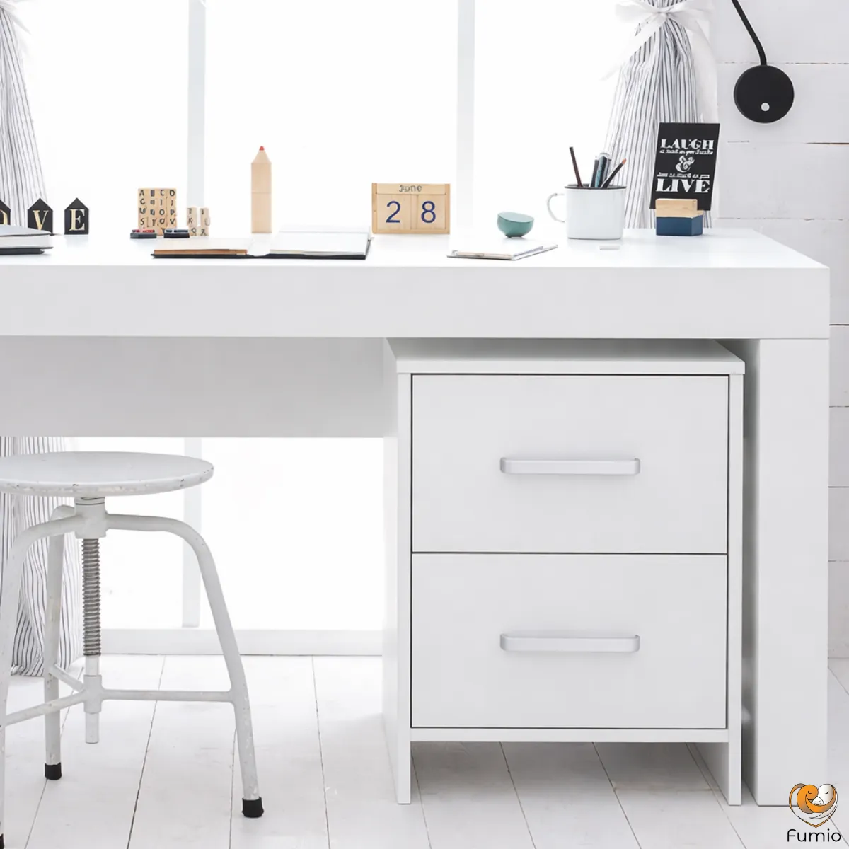 Biały kontenerek pod biurko Pinio Calmo z 2 szufladami