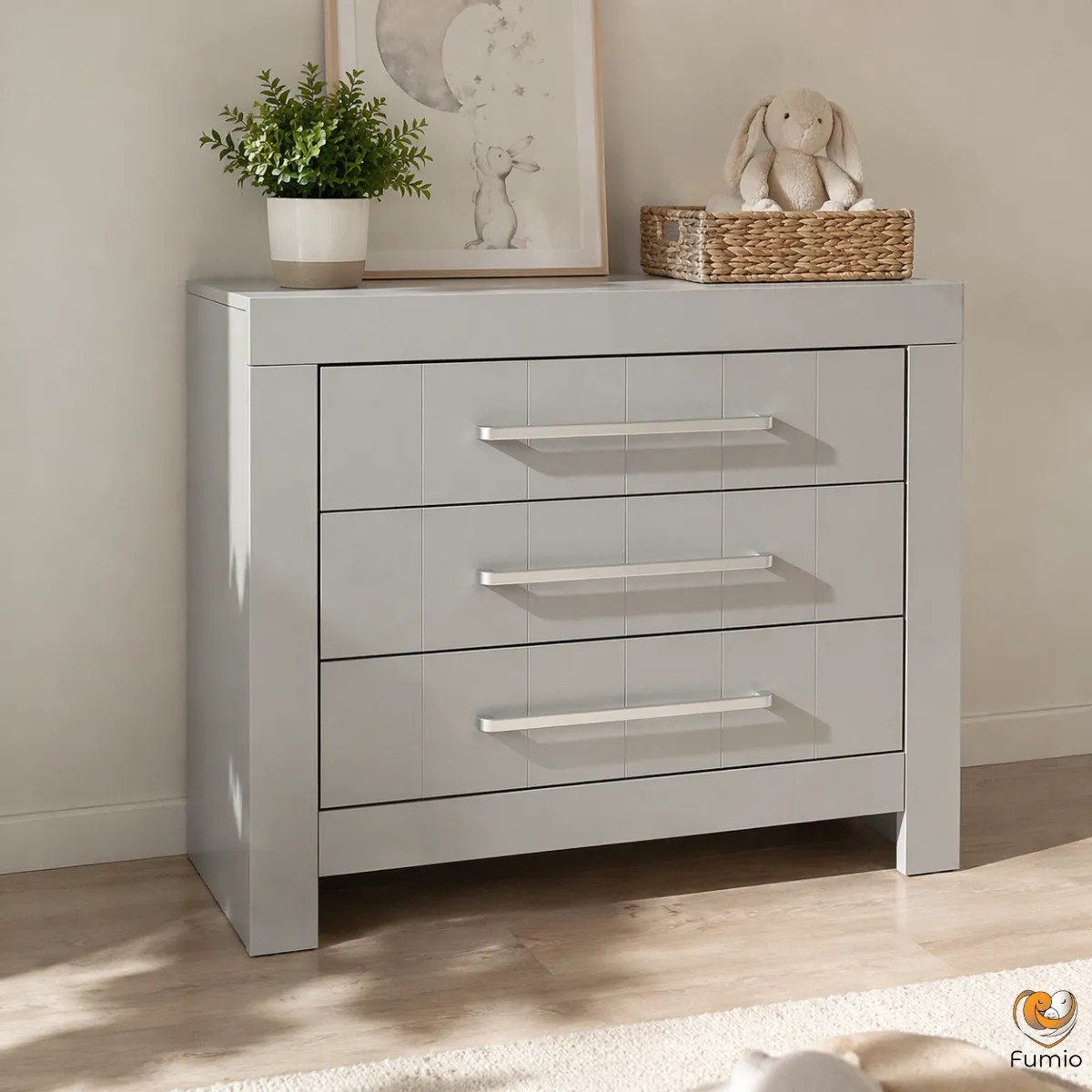 Szara komoda Pinio Calmo z możliwością montażu nakładki do przewijania