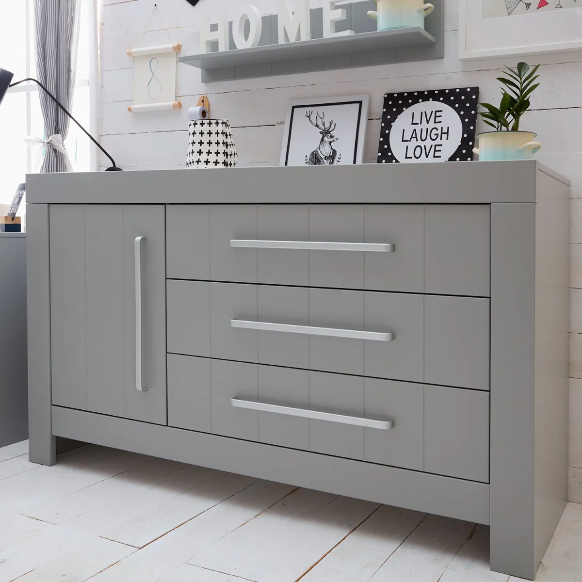 Duża komoda Pinio Calmo szara z 3 szufladami i 1 drzwiami