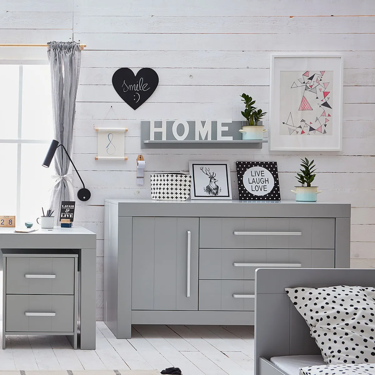 Duża szara komoda dziecięca Pinio Calmo w aranżacji pokoju dziecka